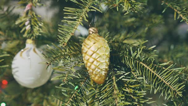 Schöner Weihnachtsbaum, traditionelle Dekoration, Lichter — Stockvideo