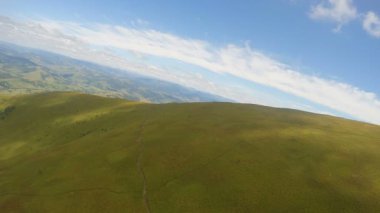 Yeşil dağların üzerinden yamaç paraşütü görünüm. Karpatlar.