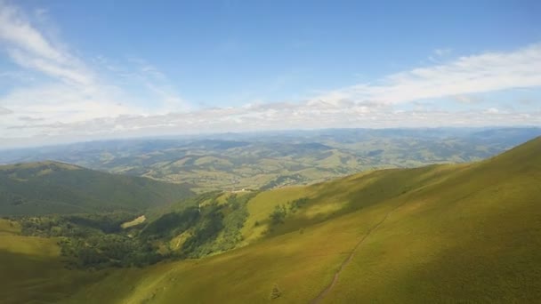 Paragliding uitzicht over groene bergen. Karpaten. — Stockvideo