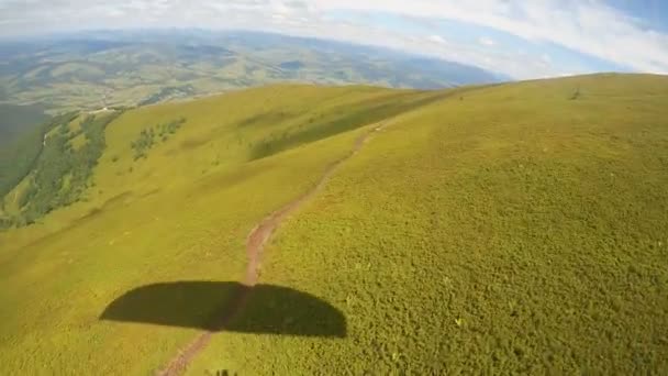 Vue en parapente sur les montagnes verdoyantes. Carpates . — Video