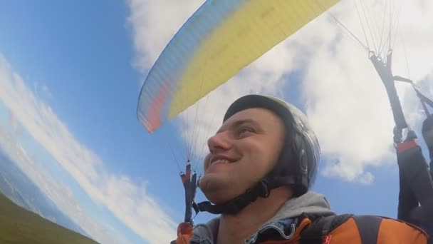 Gros plan sur les parapentes à mouches. Hommes . — Video