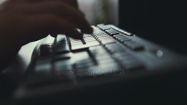 Руки, які друкуються на клавіатурі. Освітлення тла вікна . — стокове відео