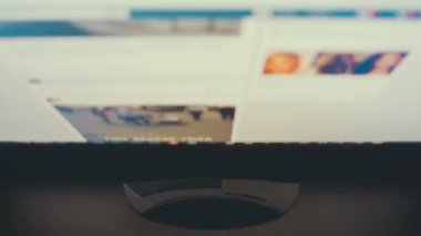 Bilgisayar üzerinde çalışıyor. Üstten Görünüm pc monitörü. Örümcek ağı dalga köpüğü.