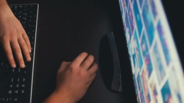 Bilgisayar üzerinde çalışıyor. Üstten Görünüm pc monitörü. Örümcek ağı dalga köpüğü. Fotoğraf Galerisi.