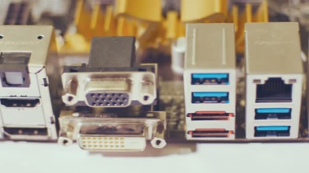 Nahaufnahme der Motherboard-Ports. Elektronischer Schaltkreis-Chip auf dem PC. — Stockvideo