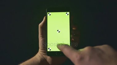 Genç adam closeup yazarak sms resimleri telefon kaydırma eller. İyi geceler. Yeşil ekran. Chroma anahtar.