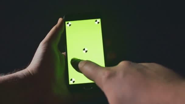 Close Up of Man Holding Smartphone Touch Green Screen. Chiave cromatica. Numero di emergenza 911 intercettazione, glitch, urto . — Video Stock