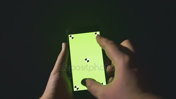 Close-up van jonge man handen typen sms telefoon foto's scrollen. Nacht. Groene scren. Chromakey. — Stockvideo