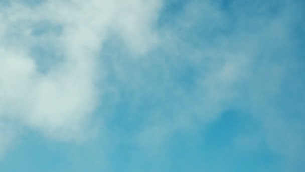 Fumée blanche ou nuage sur ciel bleu propre. Idéalement pour le contexte. Concept abstrait .