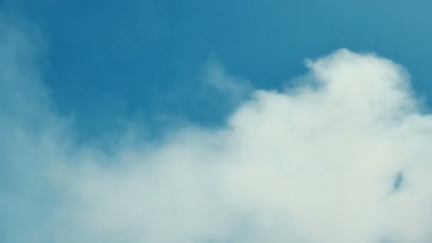 Fumée blanche ou nuage sur ciel bleu propre. Idéalement pour le contexte. Concept abstrait .