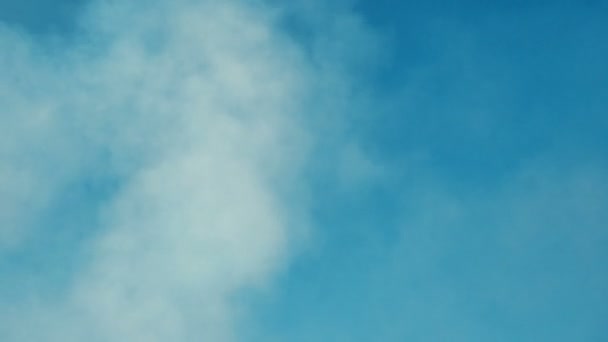 Weißer Rauch oder Wolken am strahlend blauen Himmel. ideal für Hintergrund. abstraktes Konzept. — Stockvideo
