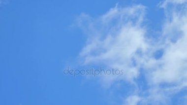 Uzak bir uçak Tepegöz, yüksek bir jet contrail bulutlu bir mavi gökyüzü karşı bırakarak geçer. Rüzgarlı