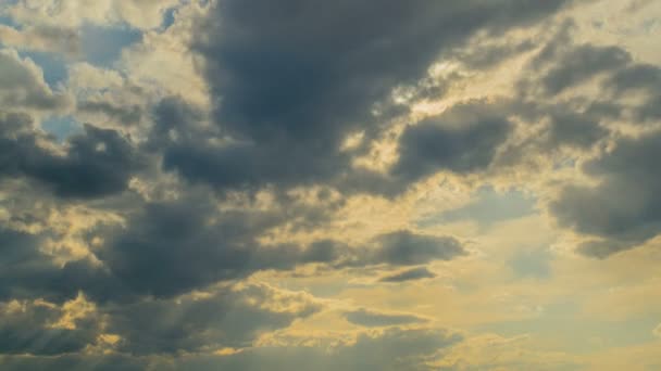 Witte wolken vliegen op blauwe hemel met zonnestralen. Stralen van de zon. Time-lapse. — Stockvideo