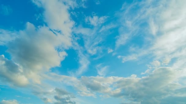 Biały chmury latający na błękitne niebo. Upływ czasu. — Wideo stockowe