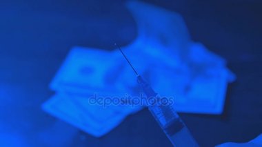 Erkek toplamak ve şırınga havadan yayın ve enjekte etmek. Para arka plan. Sosyal bozulma, kendi kendini yok narcomaniac keş.