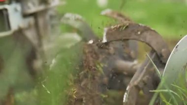 El motor closeup pulluk yere ve çim atma bıçak. Ağır çekim