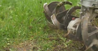 El motor closeup pulluk yere ve çim atma bıçak. Bulutlu