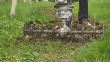 El motor closeup pulluk yere ve çim atma bıçak. Ağır çekim