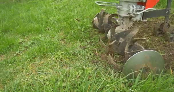 Close-up van hand motor opzijschuiven mes gooien grond en gras. Bewolkt — Stockvideo