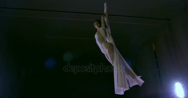 Kadın dansçı beyaz hava ipek, hava eğme.