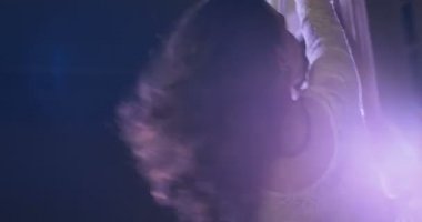 Kadın dansçı beyaz hava ipek, hava eğme.