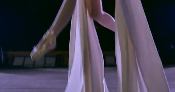 Γυναίκα χορεύτρια στο λευκό μετάξι εναέρια, εναέρια σύσπαση. — Αρχείο Βίντεο