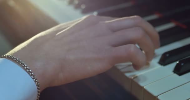 Nahaufnahme von Männerhänden, die am Klavier spielen — Stockvideo