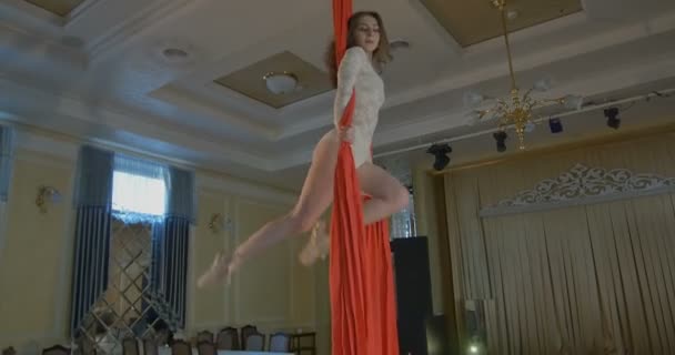 Vrouw danser op rode aerial silk, luchtfoto stilistiek. — Stockvideo