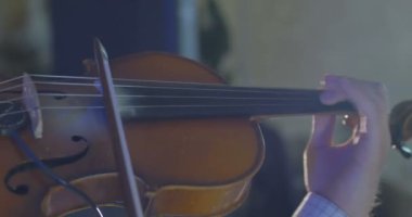 Keman çalmaya müzisyen Close-Up