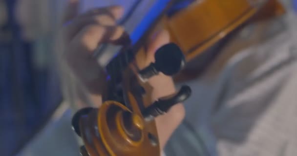 Gros plan d'un musicien jouant du violon — Video