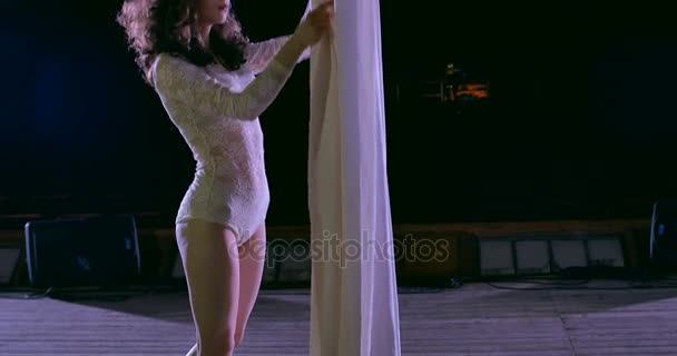 Mulher dançarina em seda aérea branca, contorção aérea . — Vídeo de Stock