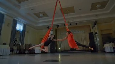 Dansçılar kırmızı hava ipek, çift hava eğme. Ağır çekim.