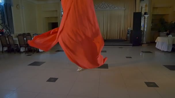 Vrouw danser op rode aerial silk, luchtfoto stilistiek. Slow motion. — Stockvideo
