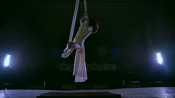 Vrouw danser op witte antenne zijde, luchtfoto stilistiek. Slow motion. — Stockvideo