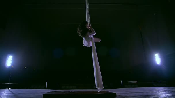 Vrouw danser op witte antenne zijde, luchtfoto stilistiek. Slow motion. — Stockvideo