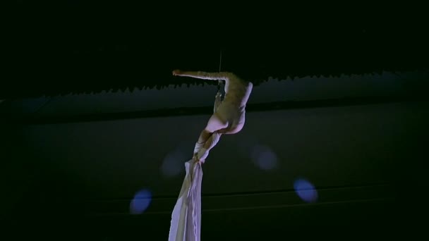 Mulher dançarina em seda aérea branca, contorção aérea. Movimento lento . — Vídeo de Stock