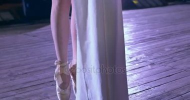 Kadın dansçı üzerinde beyaz hava ipek, hareketli hava eğme. Yakın çekim.