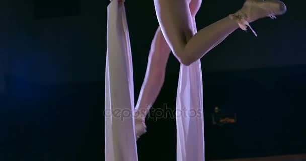 Woman dancer on white aerial silk, aerial contortion. — Stock Video