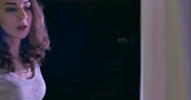 Kadın dansçı almak üzerinde beyaz hava ipek, hava eğme. Ayarla.