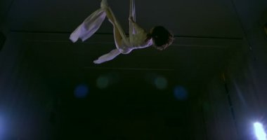 Kadın dansçı beyaz hava ipek, hava eğme.