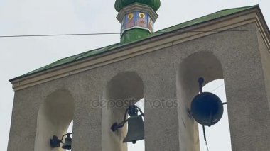 Üç kilise çanları çalıyor