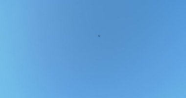 Helikopter uçak sinek mavi gökyüzü karşı yakın çekim