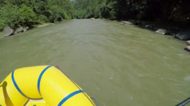 Tekne rafting üzerinde bir kürek ile erkekler soymak. Karpatlar hızlı dağ nehirde rafting teknede. Ellerini göster.
