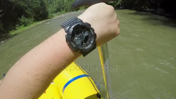 Tekne rafting üzerinde bir kürek ile erkekler soymak. Karpatlar hızlı dağ nehirde rafting teknede. Ellerini göster. — Stok video