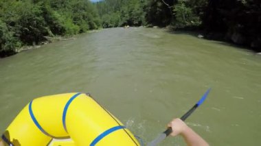 Tekne rafting üzerinde bir kürek ile erkekler soymak. Karpatlar hızlı dağ nehirde rafting teknede. Ellerini göster.