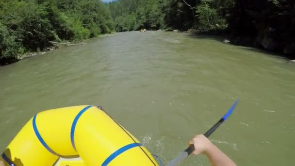 Los hombres roban con una pala en un bote de rafting. Barco balsa en el río de montaña rápida en Cárpatos. Manos vista . — Vídeo de stock