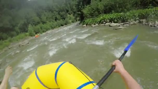 Los hombres roban con una pala en un bote de rafting. Barco balsa en el río de montaña rápida en Cárpatos. Manos vista . — Vídeos de Stock