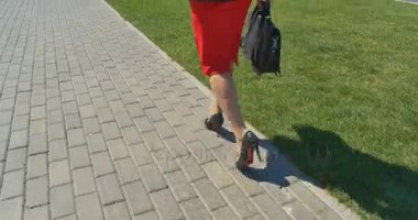 Seksi bacaklar, siyah yüksek topuklu, parkta yürüyüş