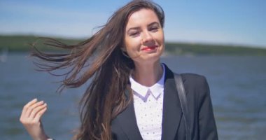 Beautiful beyaz esmer kadın gülümseme portresi