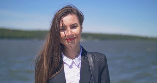 Porträt der schönen kaukasischen brünetten Frau lächeln und Kaffee trinken — Stockvideo